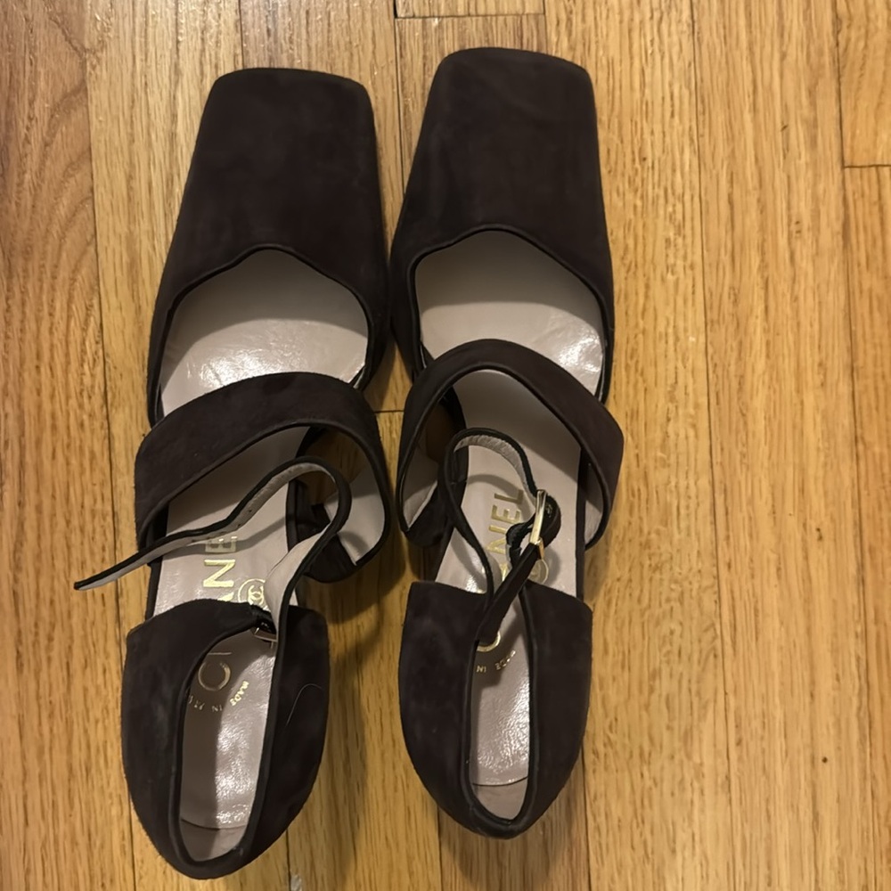 CHANEL brown suede block heels. Size 39